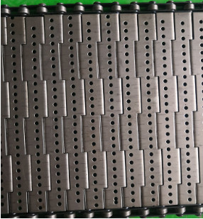 バッフルが付いているパンチ金網のコンベヤー ベルトのステンレス鋼のチェーン版